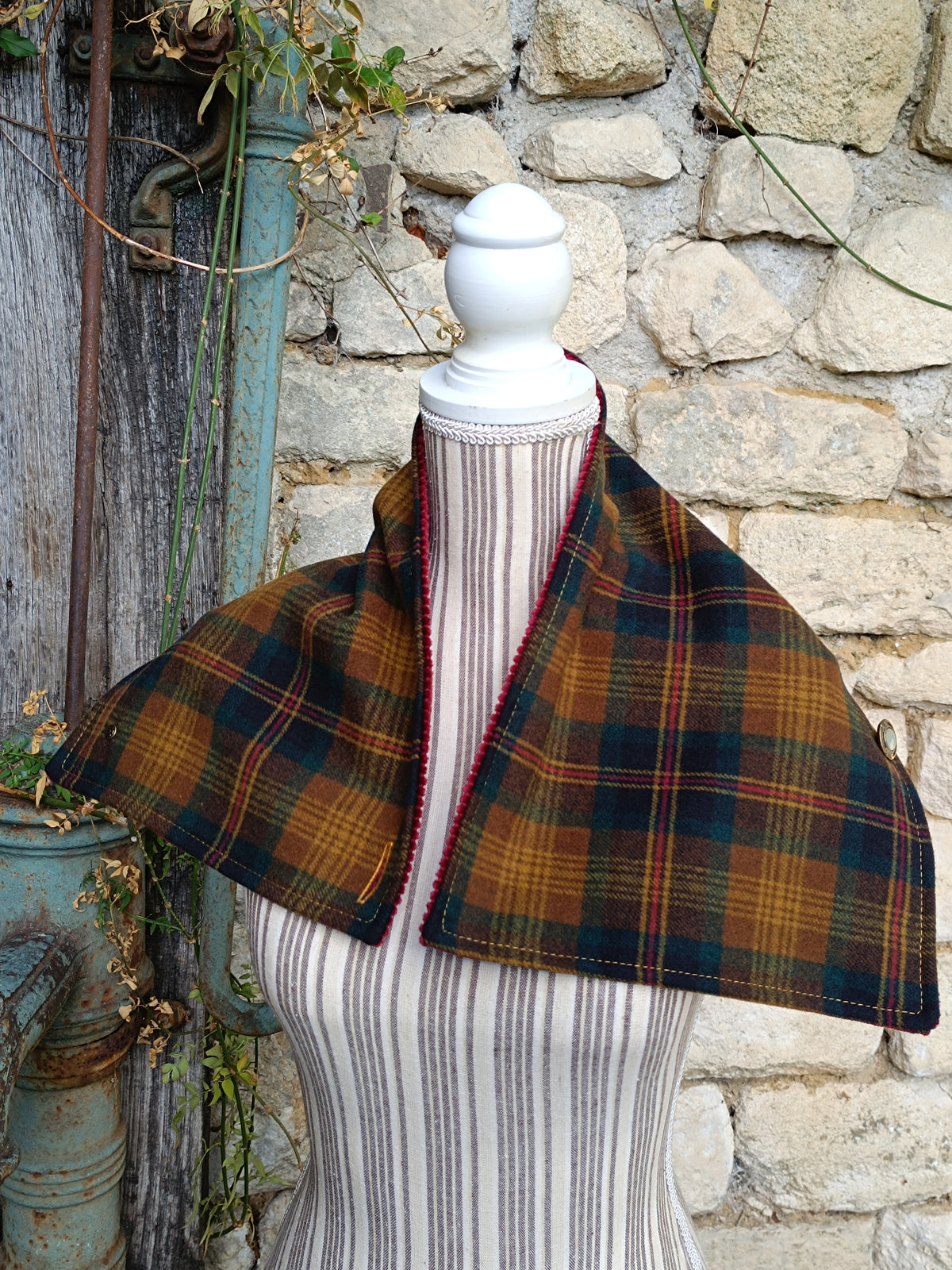 Tour de cou tartan laine et velours bordeaux avec bouton Art déco en nacre