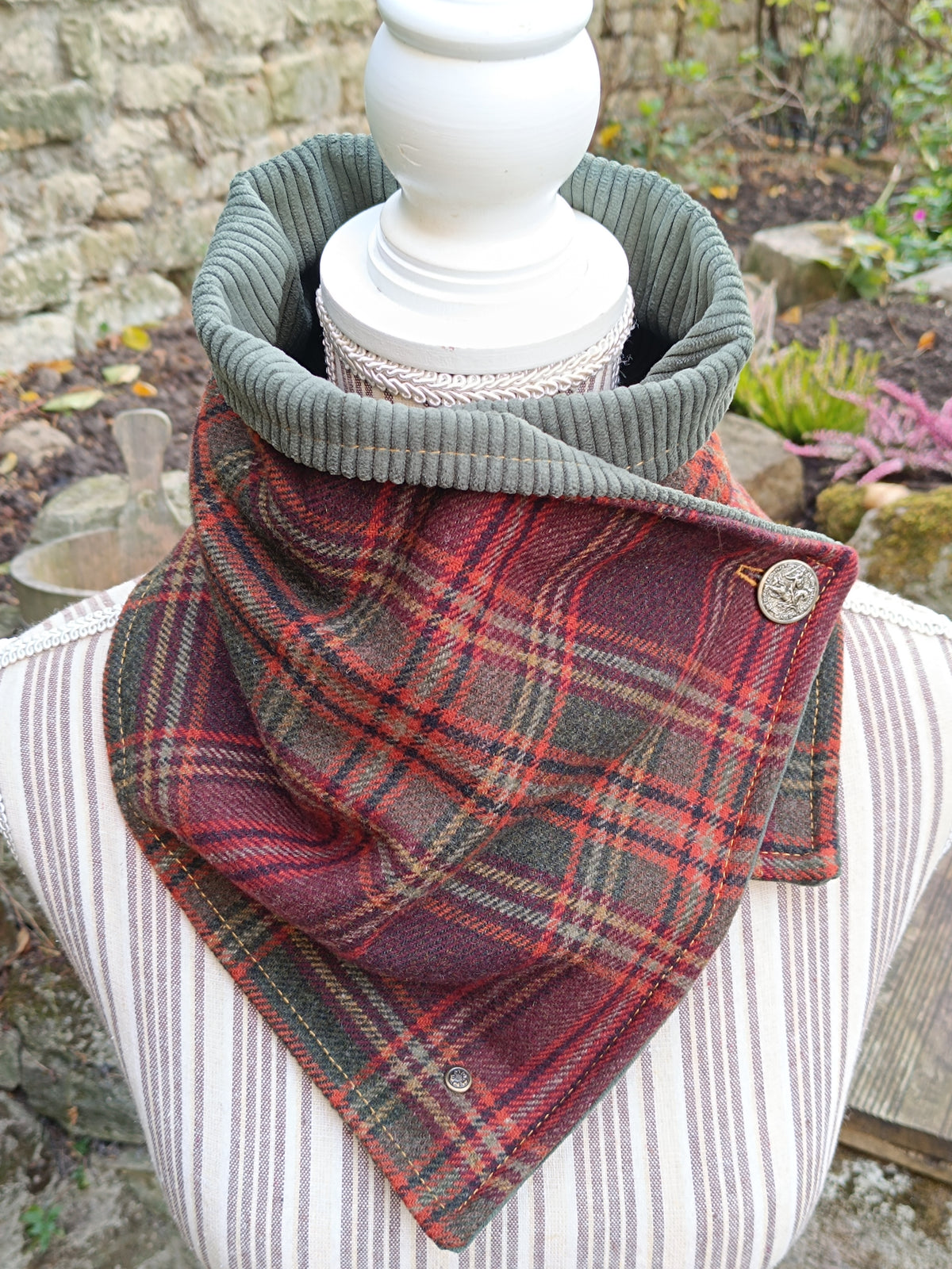 Tour de cou tartan écossais en laine doublé de velours côtelé et bouton vintage chevalier