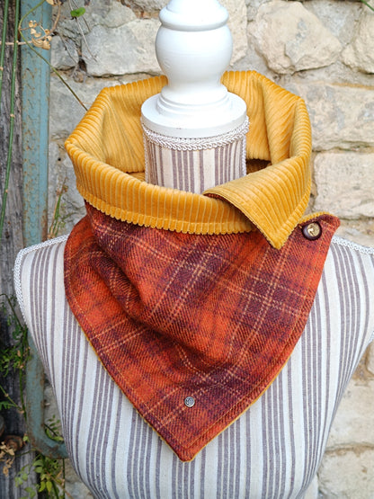 Tour de cou en laine tartan orange et rouille, velours curry et bouton cerf