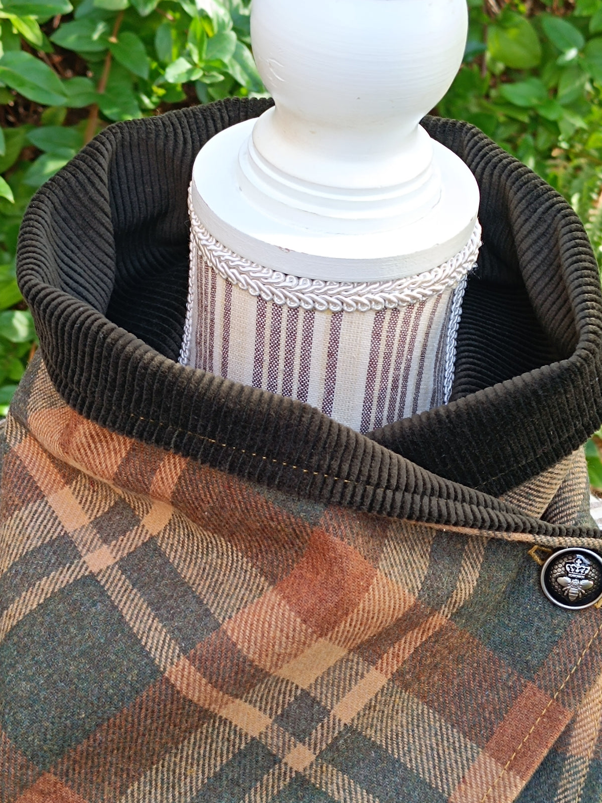 Tour de cou tartan laine vert ocre marron doublé velours brun foncé et bouton moderne abeille