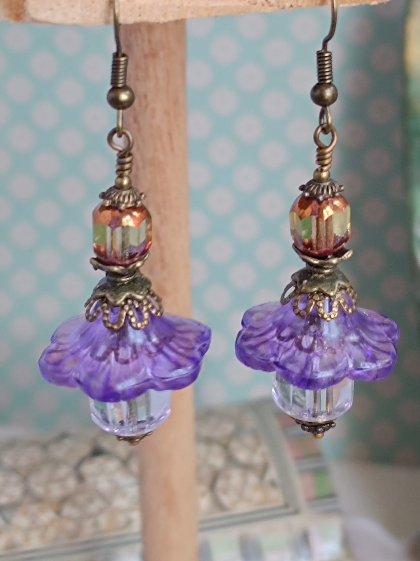 Boucles d'oreilles fleurs de lucite vintage et perles de verre tchèque