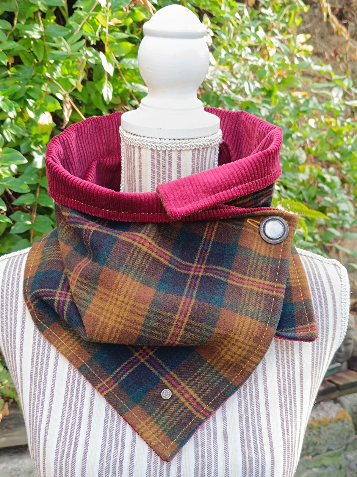 Tour de cou tartan laine bleu canard ocre marron doublé velours bordeaux et bouton vintage métal et nacre