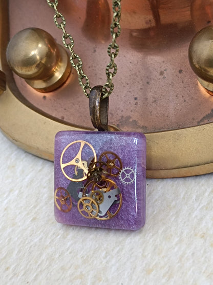 Pendentif Steampunk Carré Engrenages Résine Époxy Violet Chaîne Bronze Artisanal