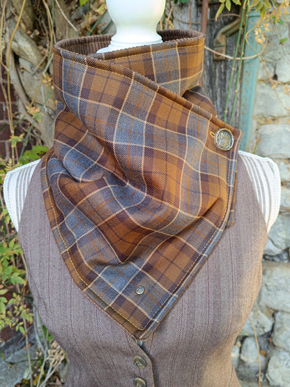 Tour de cou tartan marron et bleu doublé velours côtelé et bouton blason héraldique