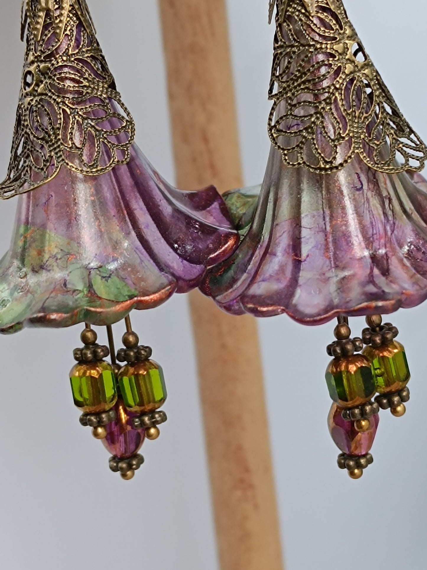 Boucles d'Oreilles Pendantes Féeriques Vertes et Violettes Fleurs Acrylique Perles Verre Tchèque XXL