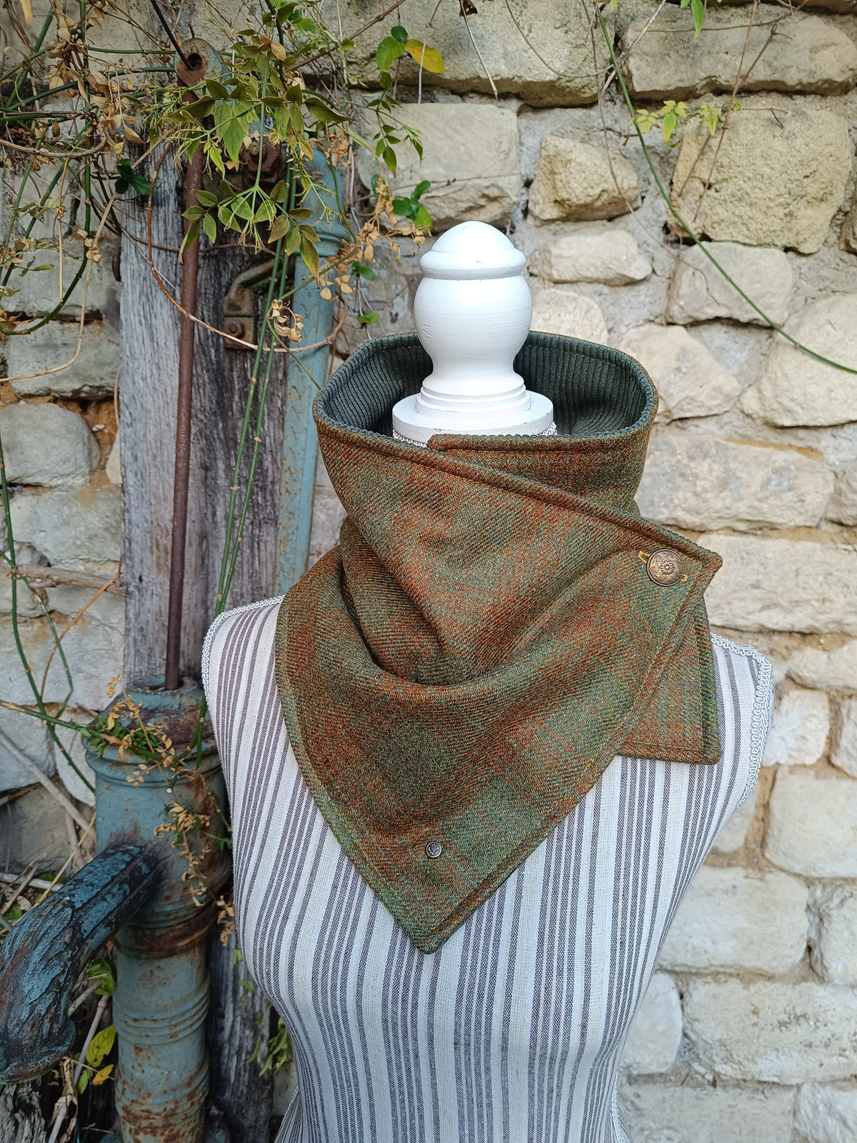 Tour de cou femme en cachemire tartan vert et marron, bouton celtique