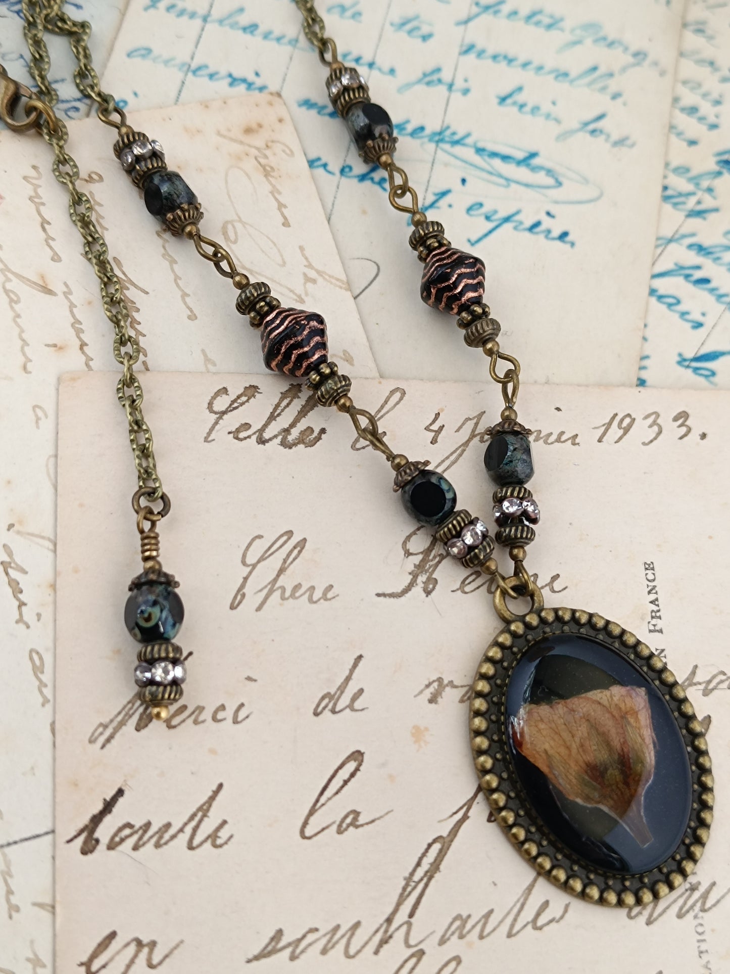 Collier Style Vintage Romantique - Médaillon Artisanal Fleurs de Cerisier (3 x 2,5 cm)