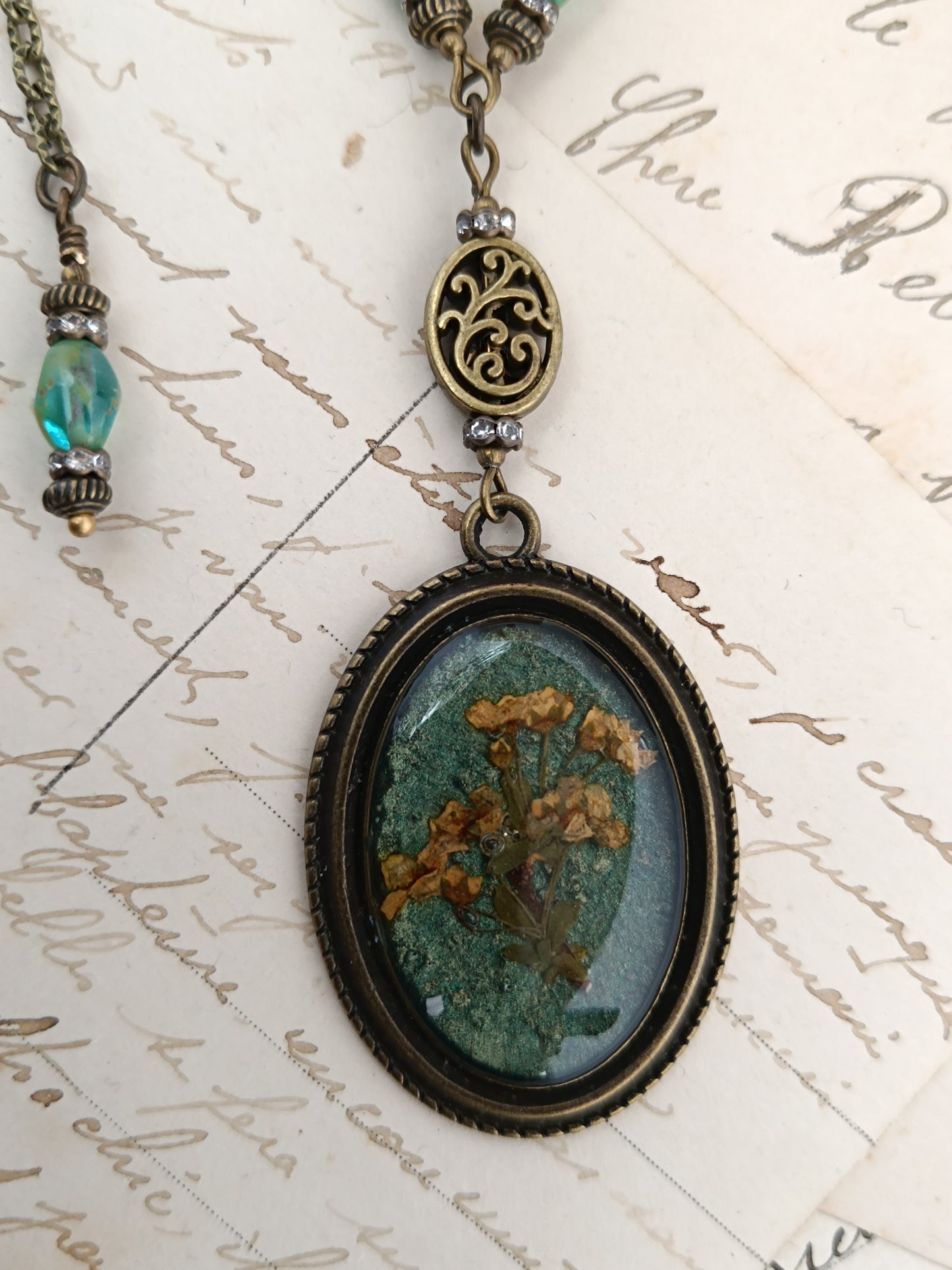 Grand Collier Cottagecore Dark Floral Pendentif Botanique Fleurs Séchées Fond Vert 4 x 2,8 cm