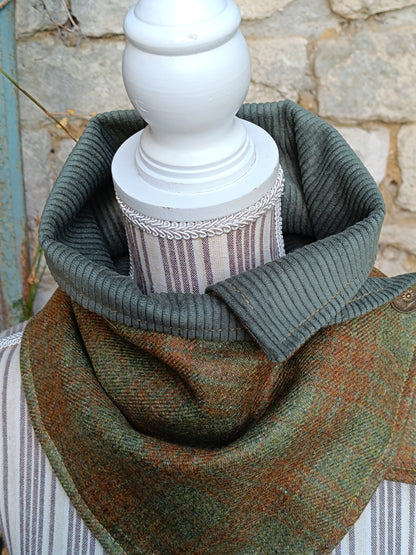 Tour de cou femme en cachemire tartan vert et marron, bouton celtique