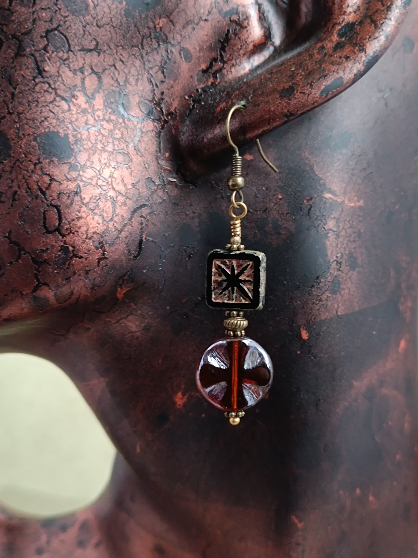 Boucles d'oreilles pendantes perles de verre tchèque asymétriques style bohème chic