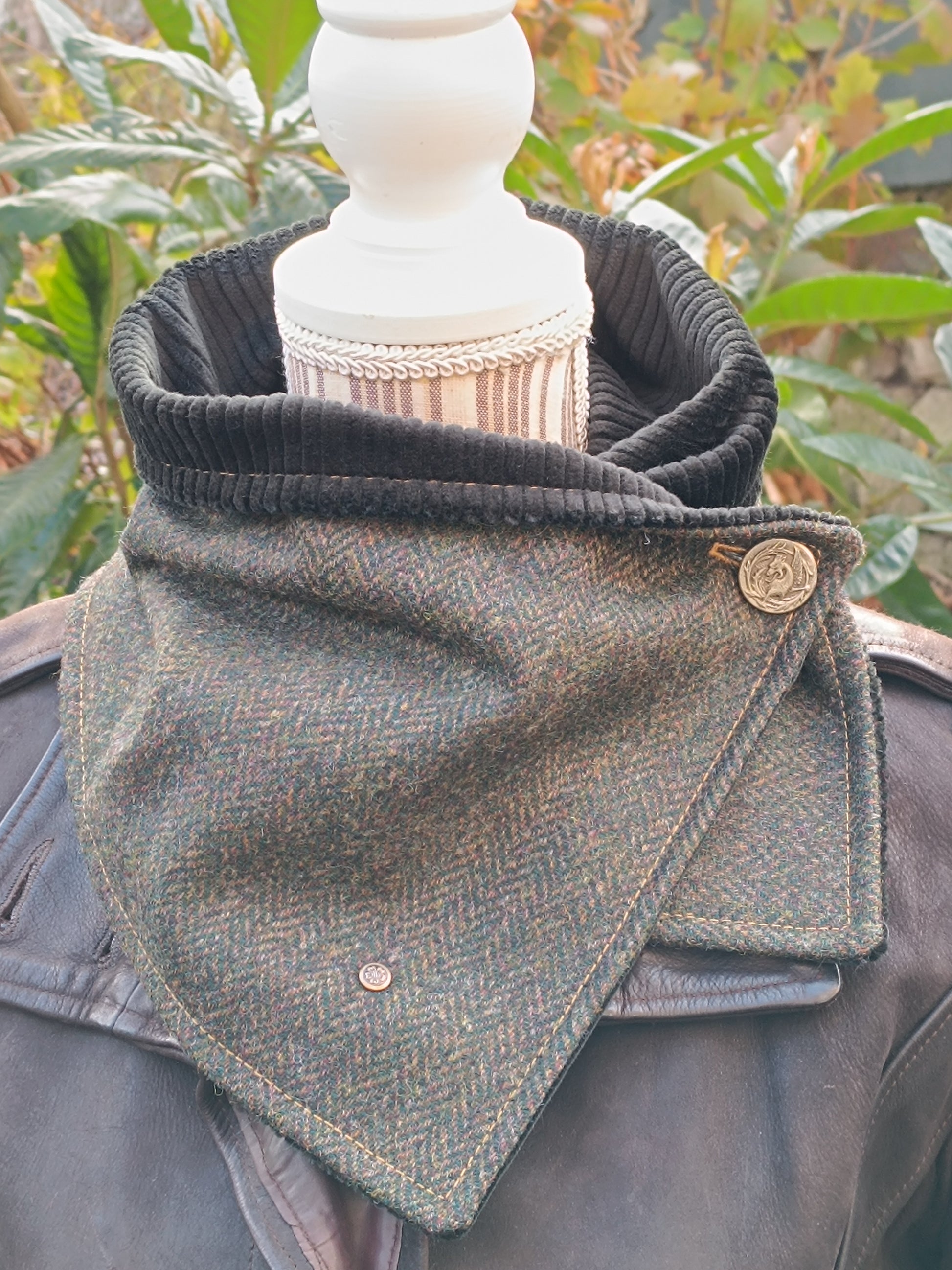 Tour de cou asymétrique en tissu à chevrons, doublé velours côtelé noir. Boutons décoratifs vintage. Création artisanale unique, chaude et élégante pour l’hiver. Style bohème chic ou urbain raffiné. Accessoire fait main idéal comme cadeau spécial. Disponible dans notre boutique française.