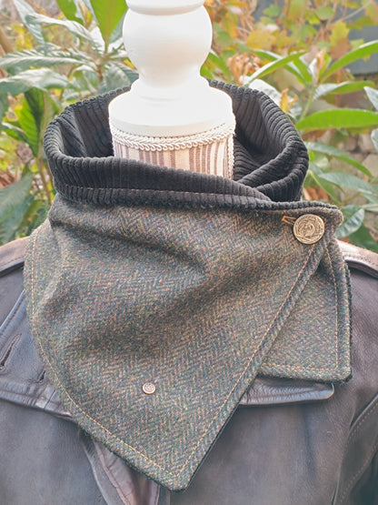 Tour de cou asymétrique en tissu à chevrons, doublé velours côtelé noir. Boutons décoratifs vintage. Création artisanale unique, chaude et élégante pour l’hiver. Style bohème chic ou urbain raffiné. Accessoire fait main idéal comme cadeau spécial. Disponible dans notre boutique française.