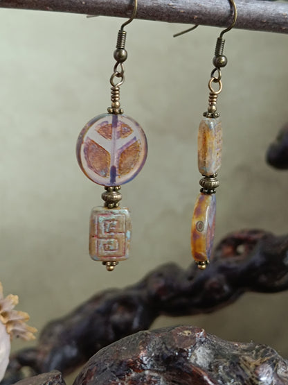 Boucles d’oreilles pendantes asymétriques perles symbole de paix & motifs graphiques  laiton bronze antique artisanat poétique