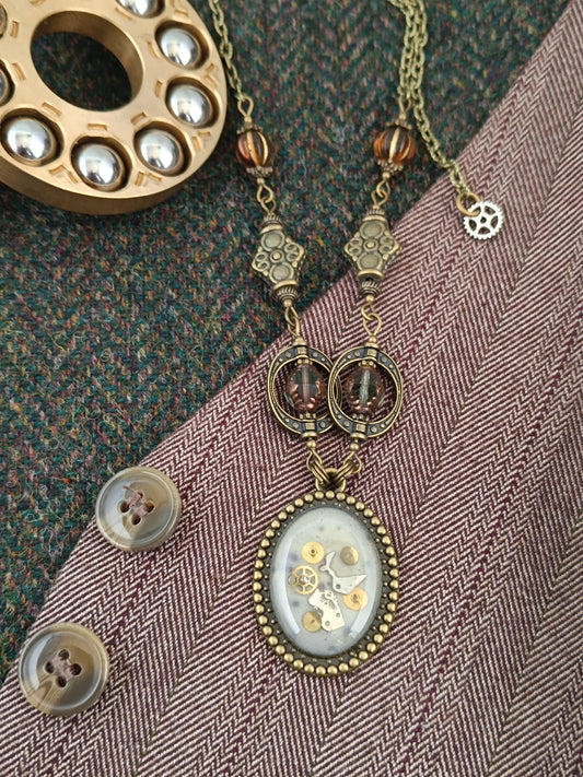 Collier chaîne et chapelet de perles pendentif ovale steampunk