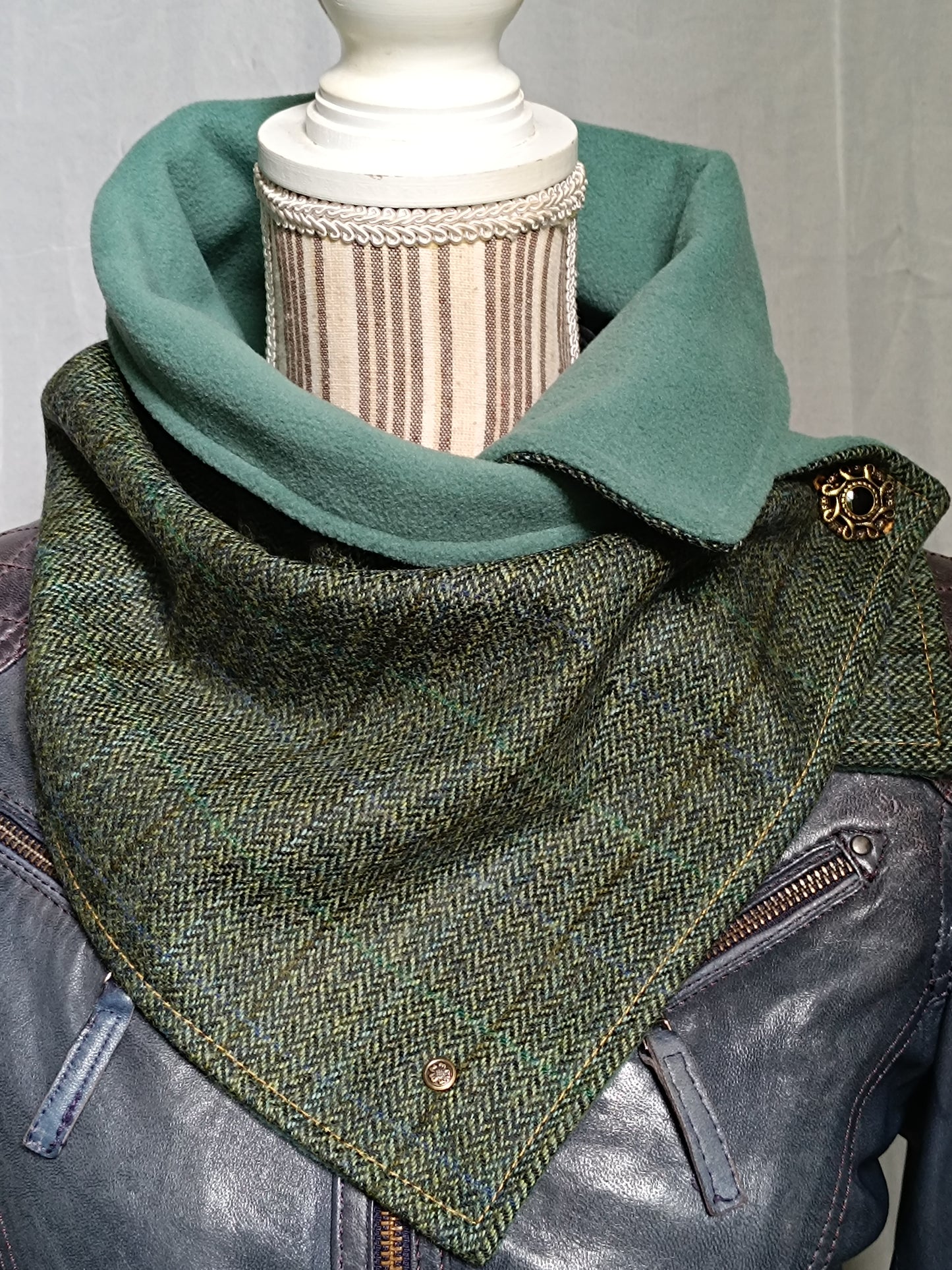 Écharpe Tour de Cou Boutonné en Tweed Celtique – Chaleur, Caractère & Déclaration de Style
