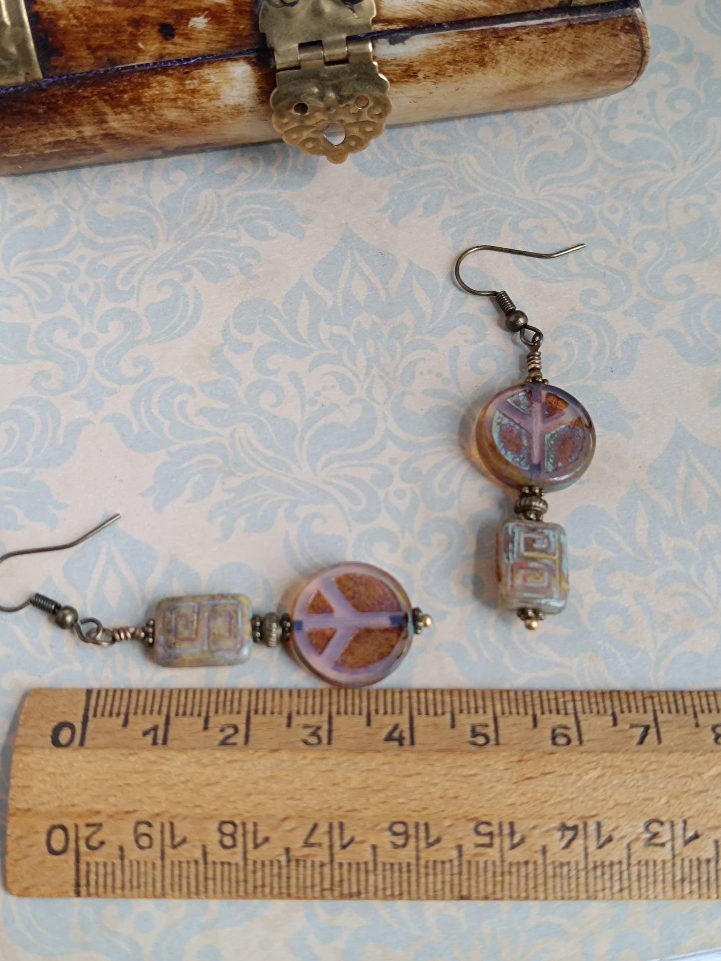 Boucles d’oreilles pendantes asymétriques perles symbole de paix & motifs graphiques  laiton bronze antique artisanat poétique