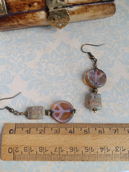 Boucles d’oreilles pendantes asymétriques perles symbole de paix & motifs graphiques  laiton bronze antique artisanat poétique