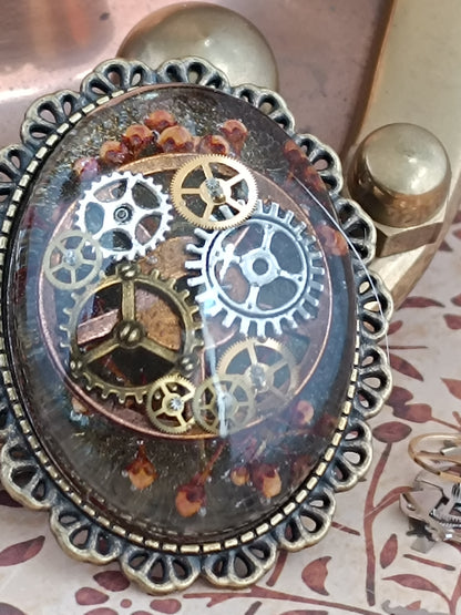 Broche Steampunk Cabochon – Résine Époxy , Engrenages Authentiques et bourgeons