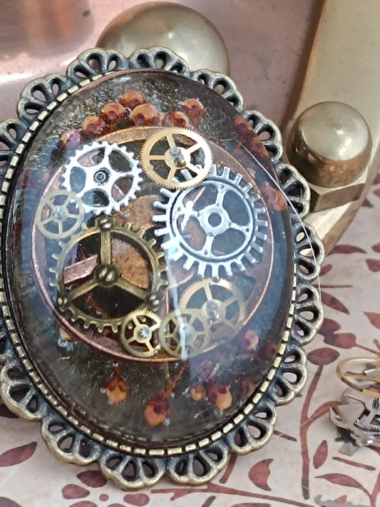 Broche Steampunk Cabochon – Résine Époxy , Engrenages Authentiques et bourgeons