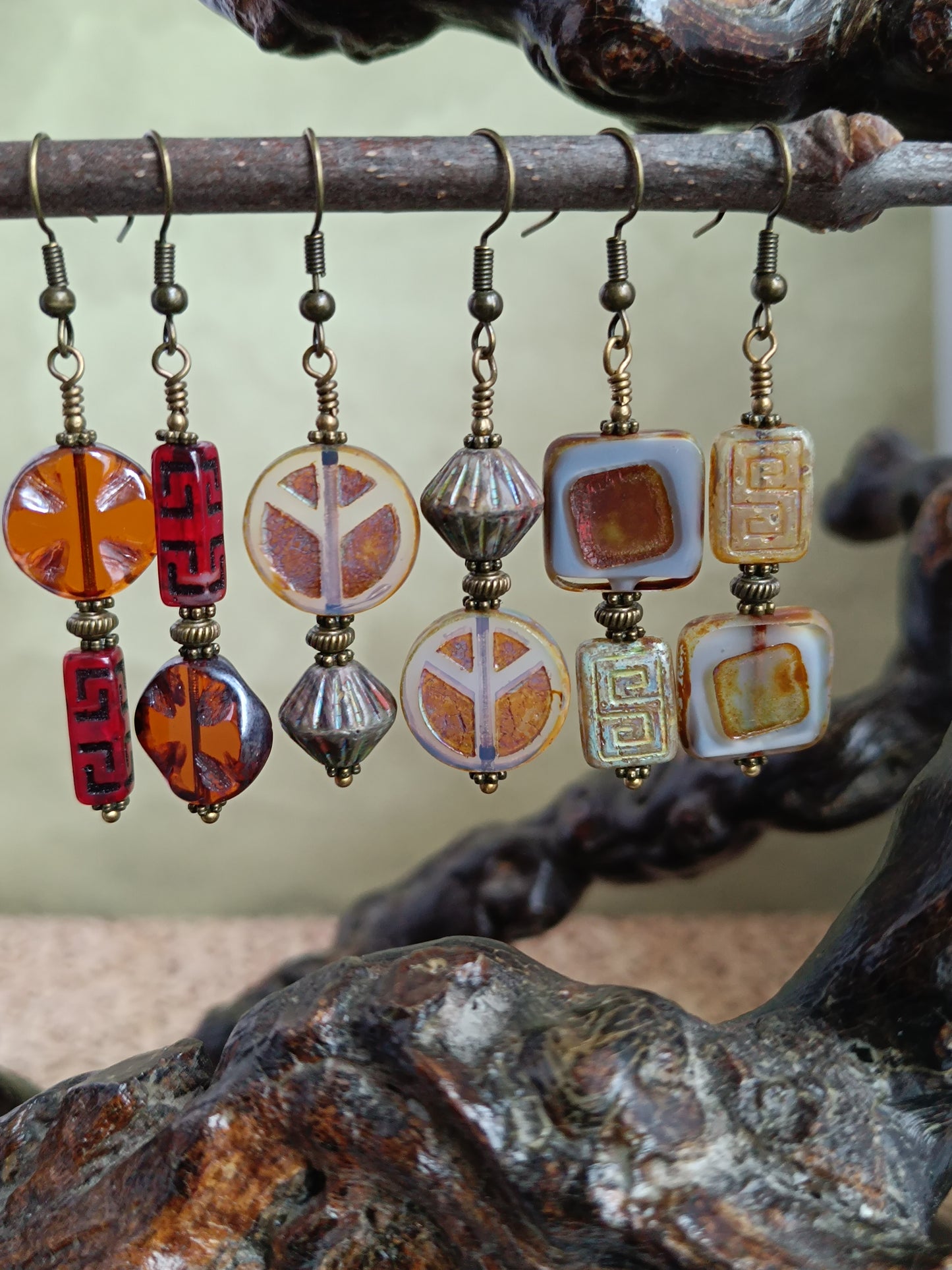 Boucles d'oreilles pendantes perles de verre tchèque géométriques asymétriques