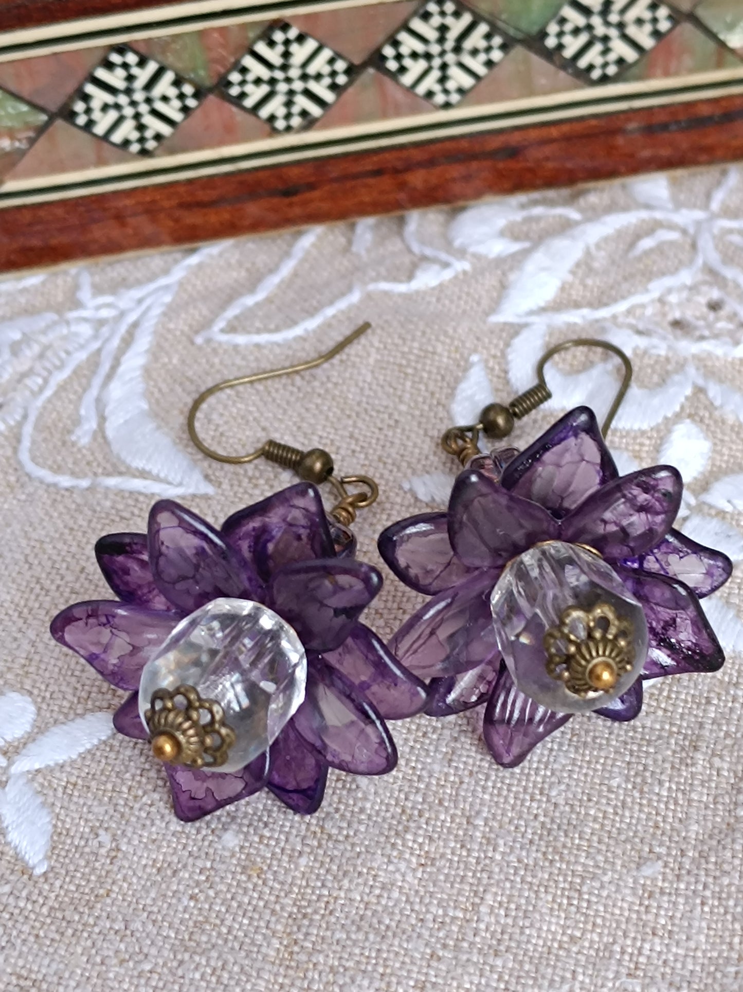 Boucles d'oreilles fleurs féeriques pompons reflets ultra violet et éclats véga