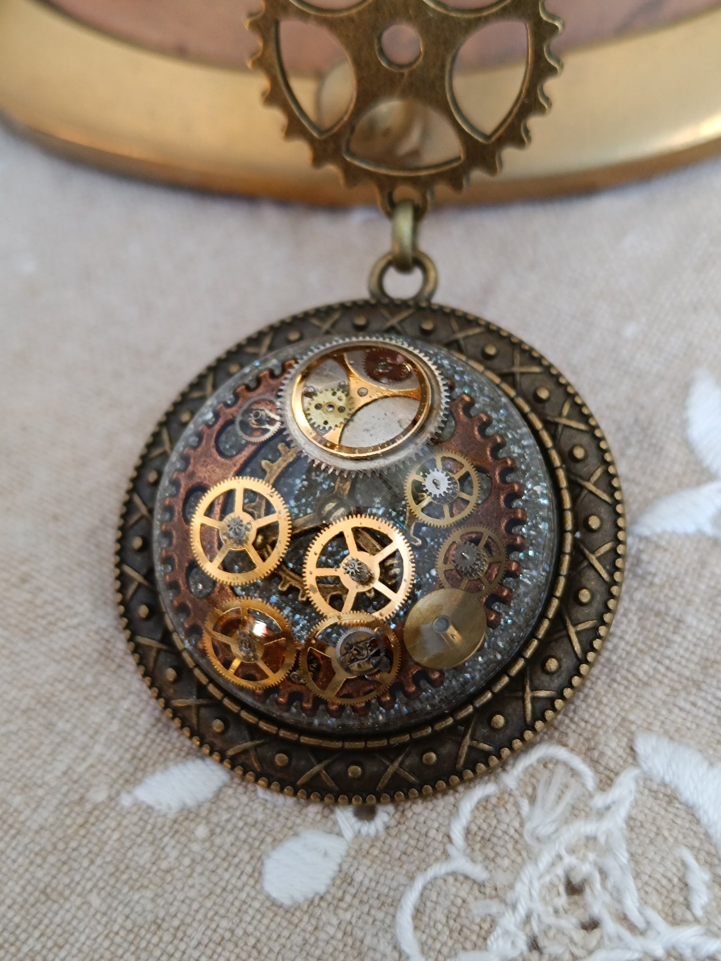 Collier Steampunk Perles de Verre Tchèque Pendentif Cabochon Résine Époxy Bronze Artisanal