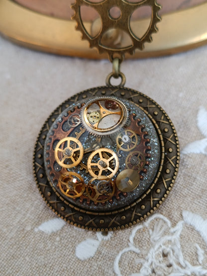 Collier Steampunk Perles de Verre Tchèque Pendentif Cabochon Résine Époxy Bronze Artisanal