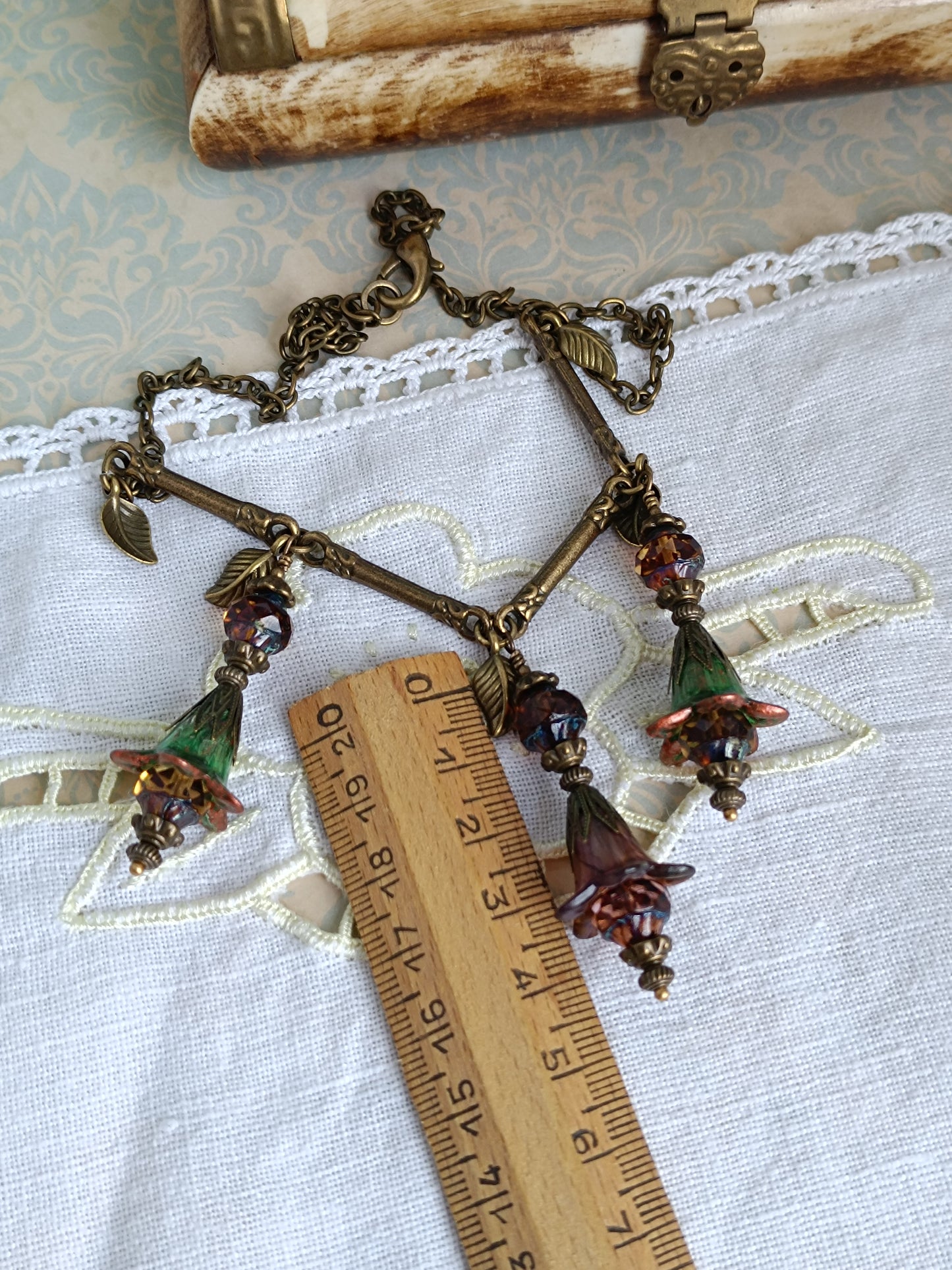 Collier Sous-Bois Enchanté - Fleurs Lucite et Feuillages Bronze