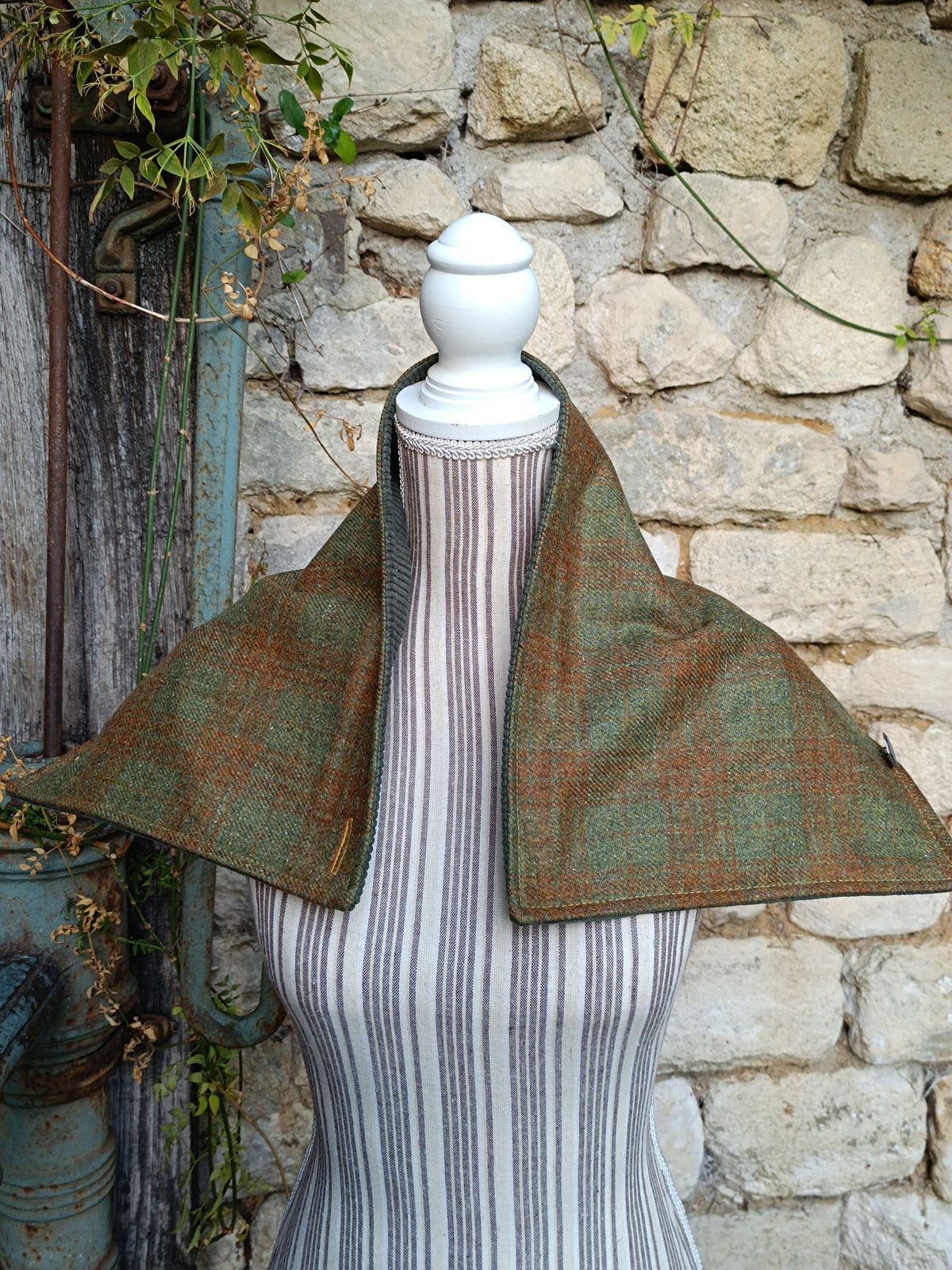 Tour de cou femme en cachemire tartan vert et marron, bouton octogonal brun