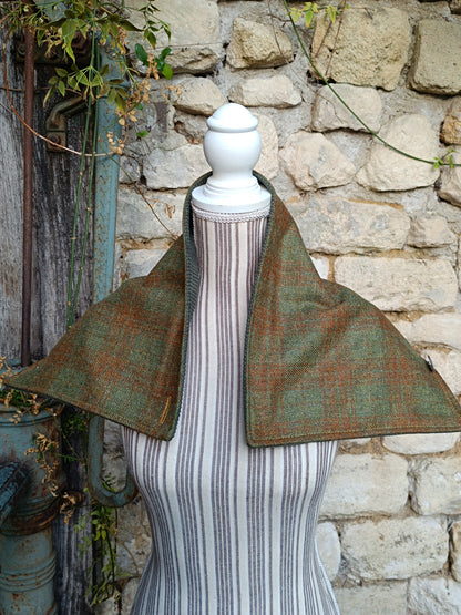 Tour de cou femme en cachemire tartan vert et marron, bouton octogonal brun