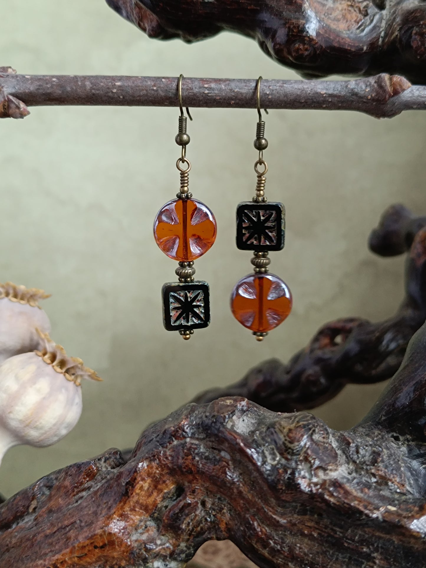 Boucles d'oreilles pendantes perles de verre tchèque asymétriques style bohème chic