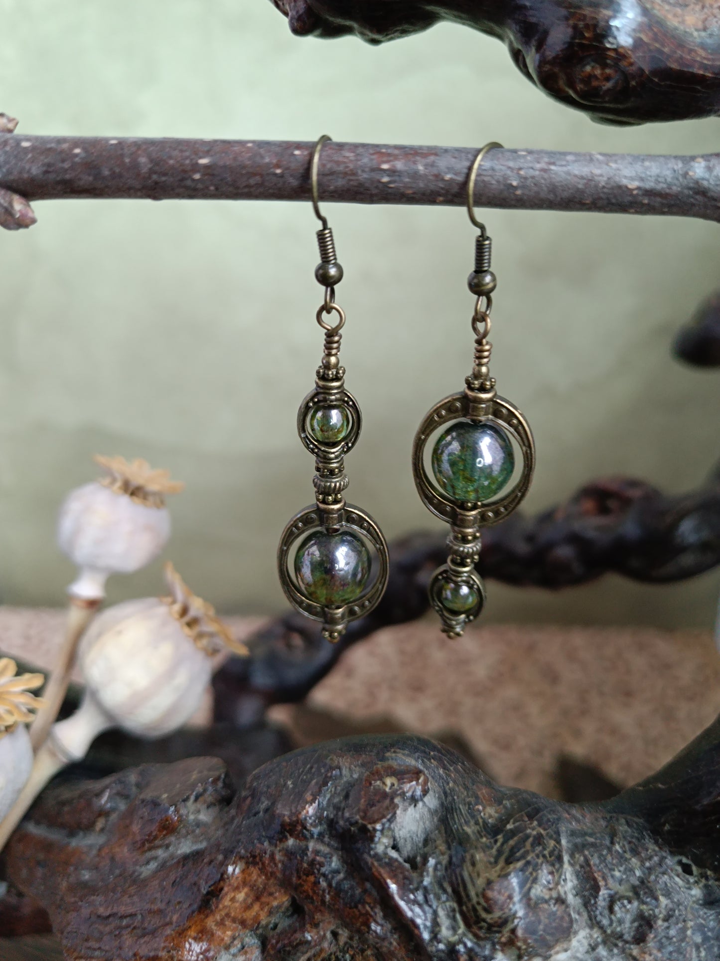 Boucles d'oreilles pendantes perles de verre tchèque asymétriques romantiques et mystérieuses vert lustré créations Aucoudesanges