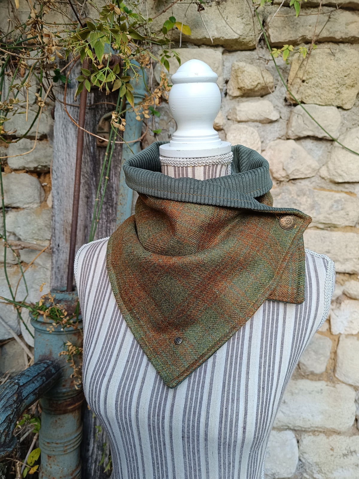 Tour de cou femme en cachemire tartan vert et marron, bouton celtique