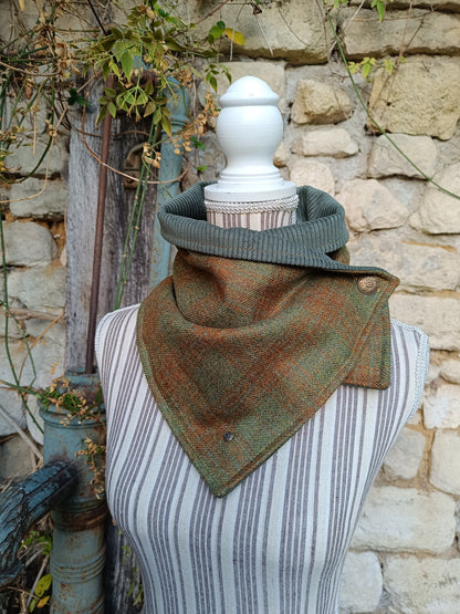 Tour de cou femme en cachemire tartan vert et marron, bouton celtique