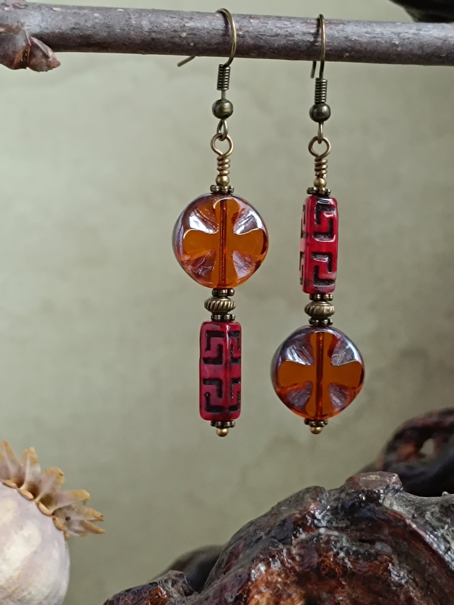 Boucles d'oreilles pendantes perles de verre tchèque style bohème mystérieux moderne