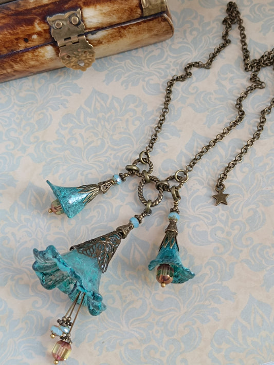 Collier Sautoir Fleurs Féeriques Bleu Turquoise - Lucite Peinte Main Bronze Antique