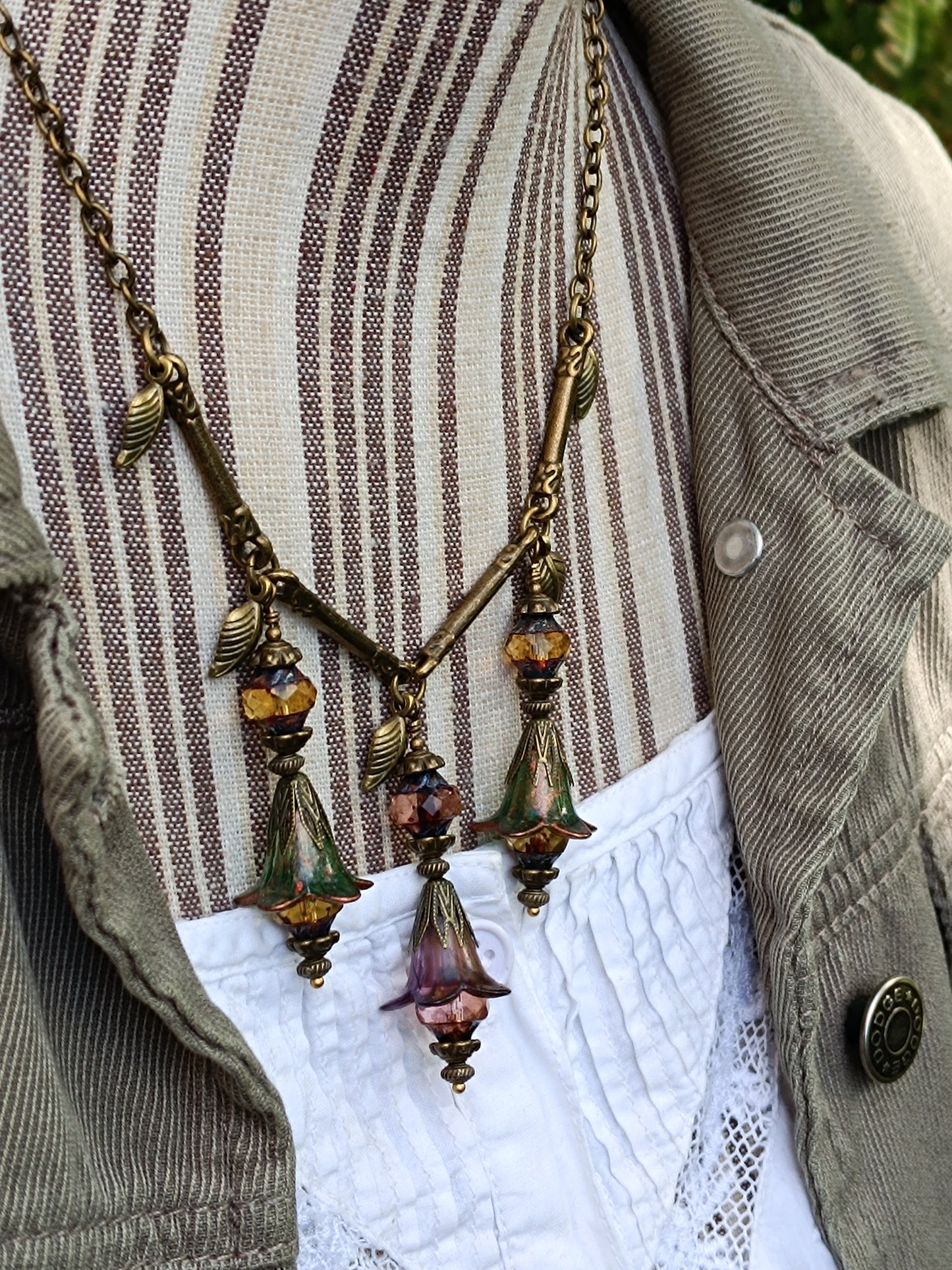 Collier Sous-Bois Enchanté - Fleurs Lucite et Feuillages Bronze