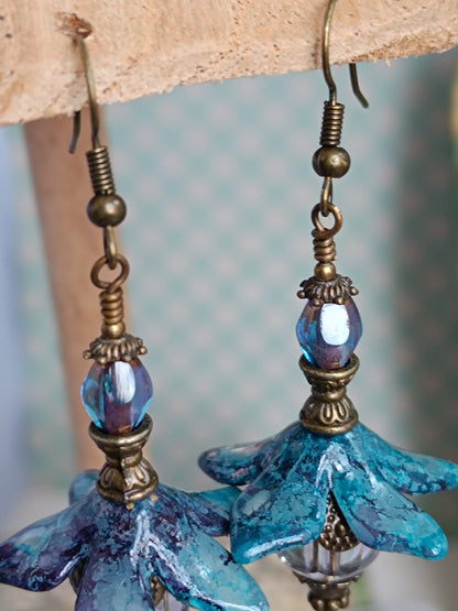 Boucles d'oreilles pendantes fleurs féeriques bleues et perles verre tchèques cristal