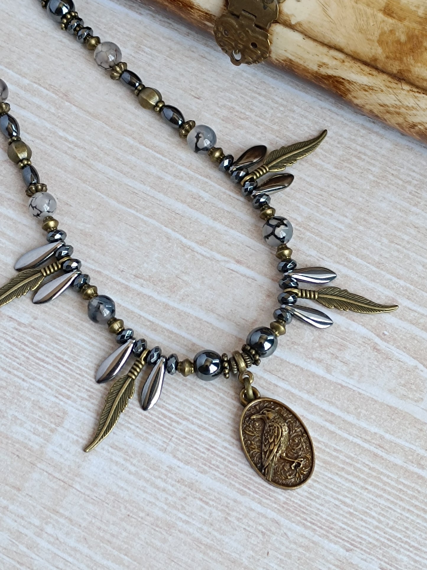 Collier Bohème Ethnique – Dagues Noires, Agathe Veinée & Corbeau