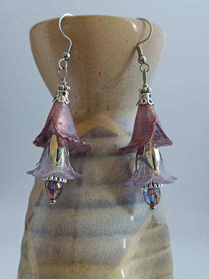 Boucles d'oreilles fleurs acrylique givrée, perles de verre tchèque, acier inoxydable