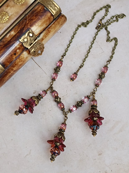 Parure Collier Boucles d'Oreilles Fleurs Féeriques Lucite Rose Verre Tchèque Bronze Antique