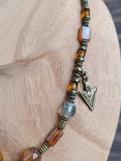 Collier câblé – Perles heishi, verre tchèque et bronze – Pendentif montagnes sauvages avec ours et pointes de flèche