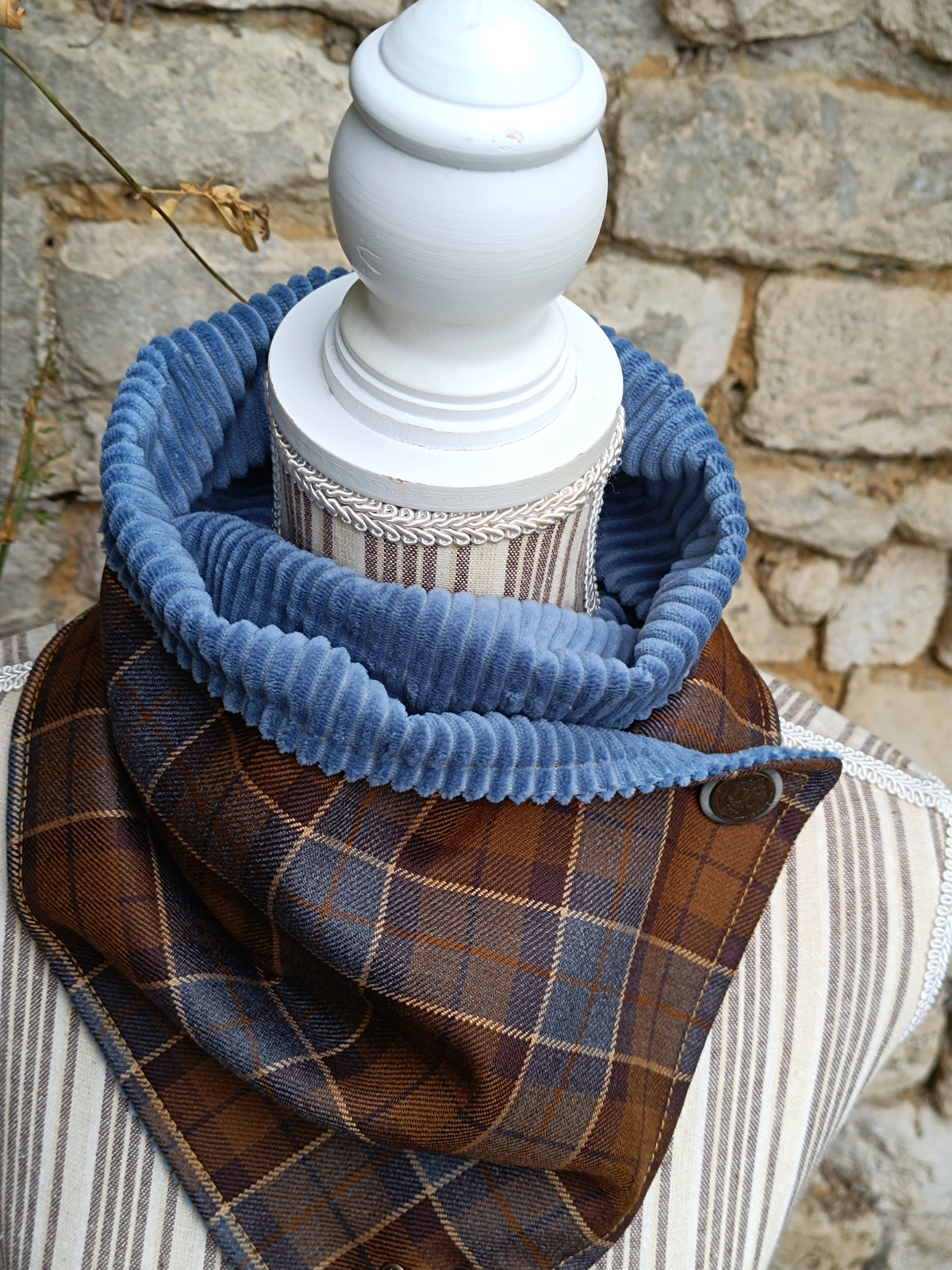 Tour de cou tartan écossais pure laine velours côtelé bleu et bouton vintage autrichien