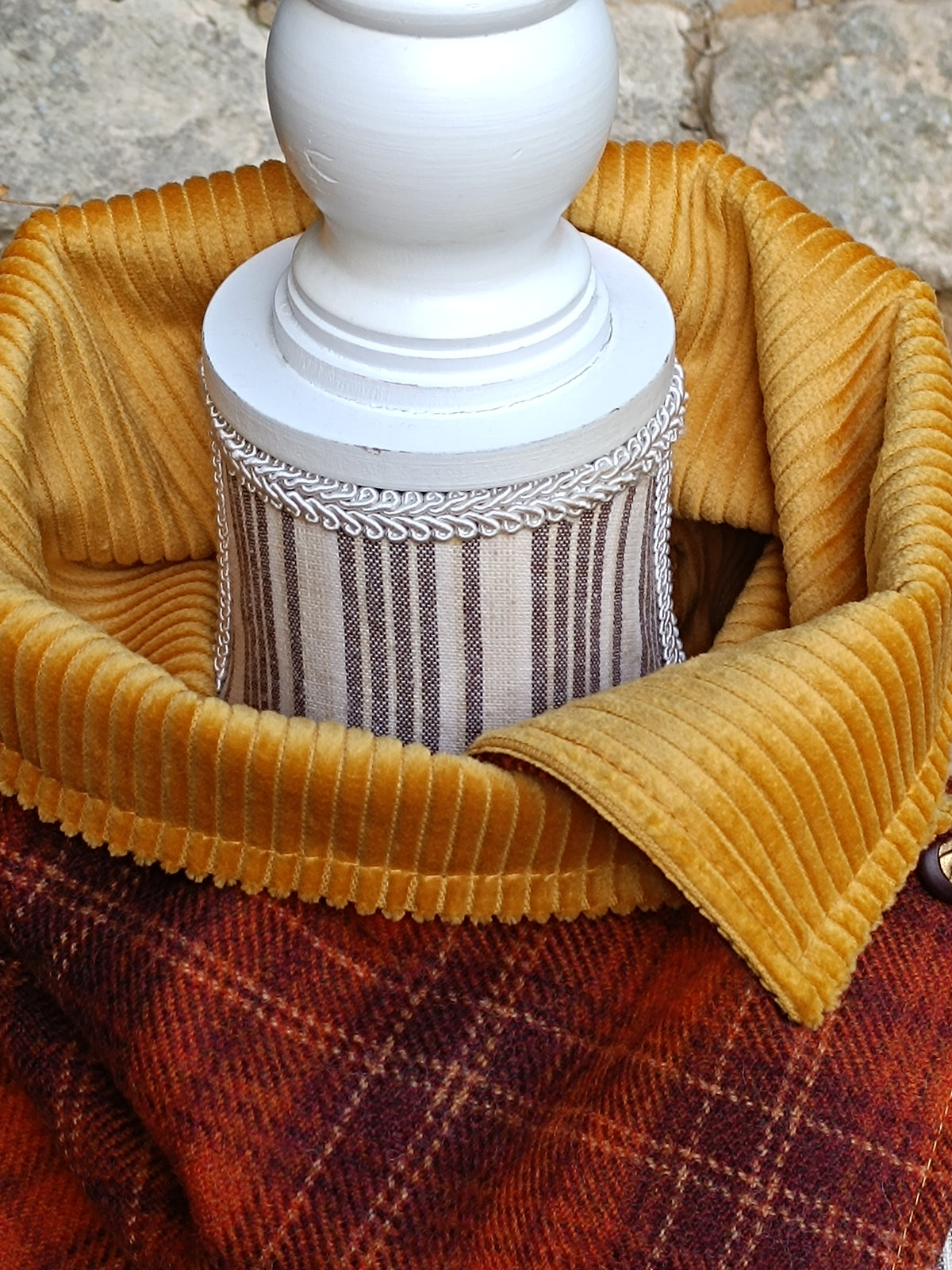 Tour de cou en laine tartan orange et rouille, velours curry et bouton cerf