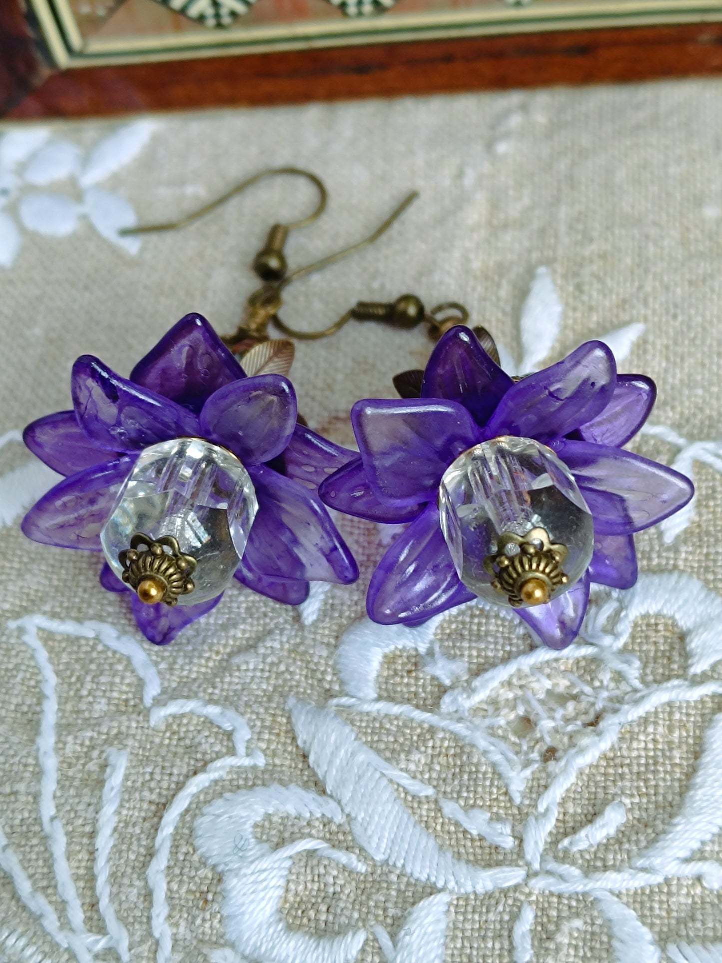 Boucles d'oreilles Fleurs Pompons Ultra Violettes Féeriques Bijou Bohème