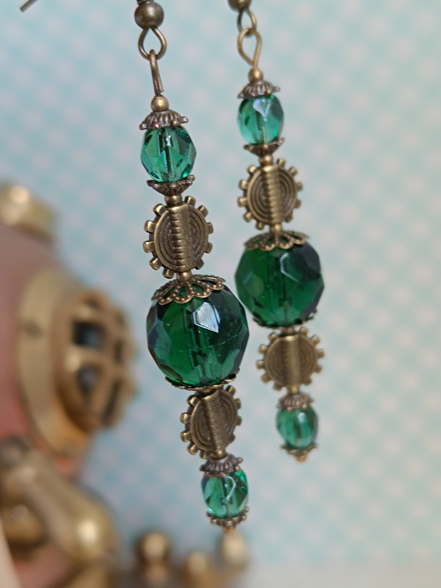 Ensemble Collier et Boucles d'Oreilles Steampunk Perles de Verre Tchèque Vertes Pendentif Cabochon Bronze Artisanal