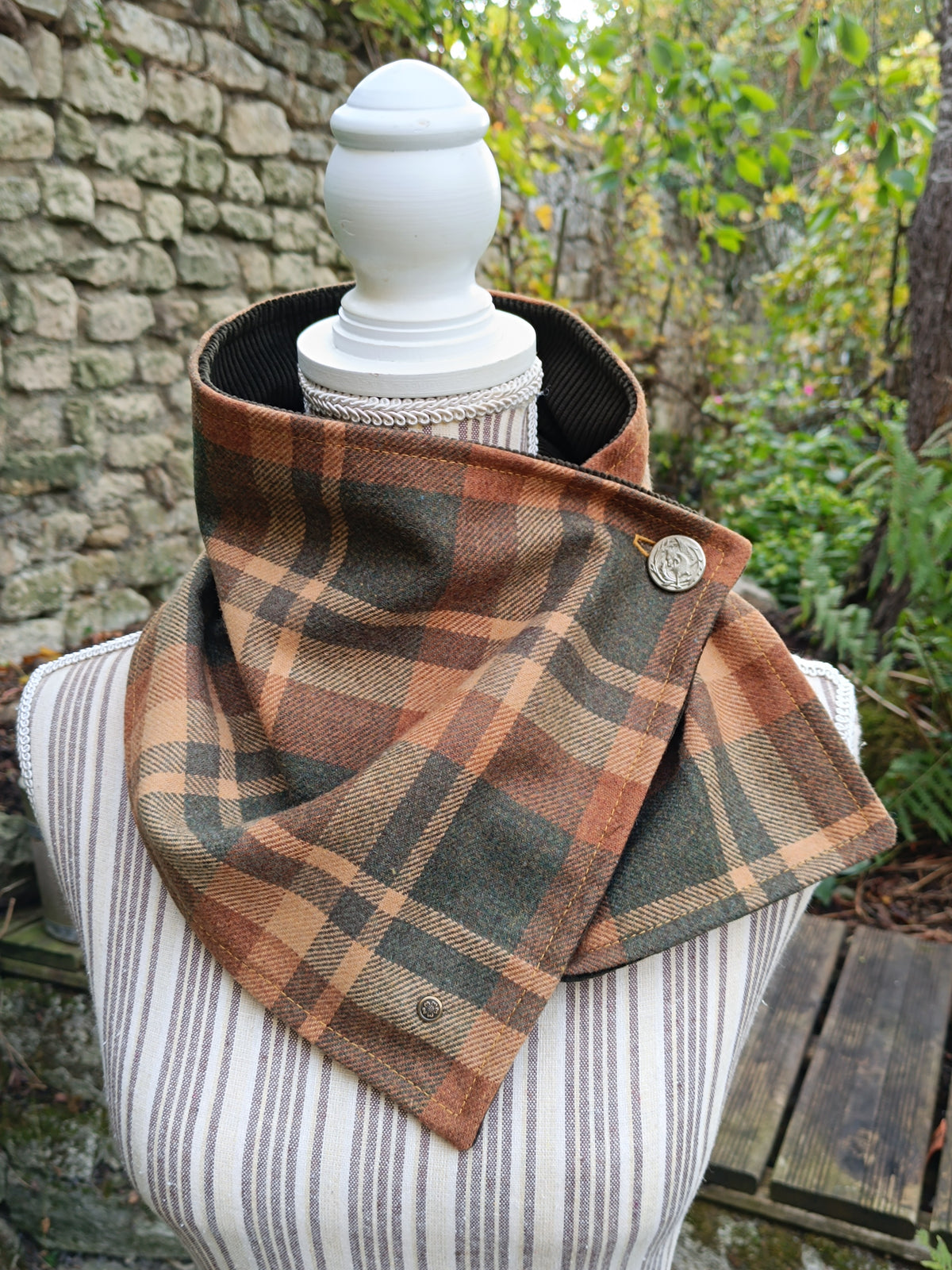 Tour de cou tartan écossais en laine et velours avec bouton dragon chimère