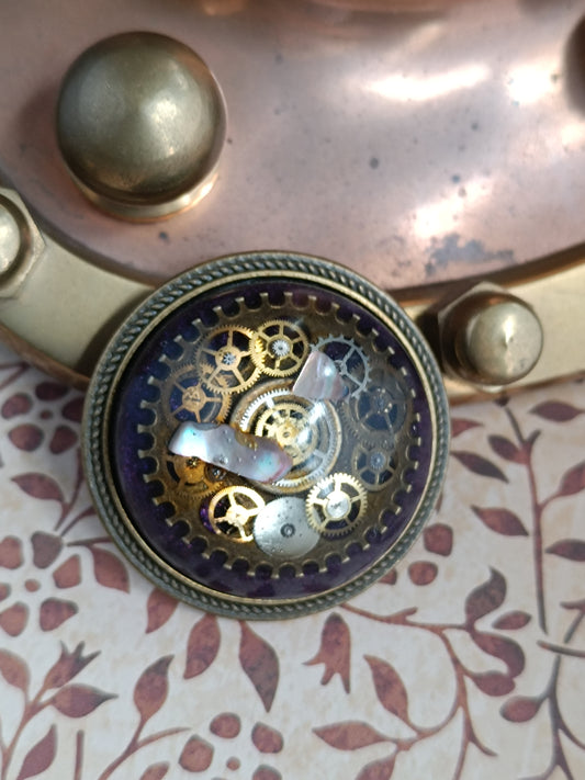 broche dôme de résine époxy et nacre Steampunk