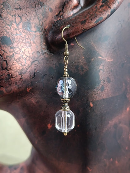 Boucles d'oreilles pendantes perles de verre tchèque asymétriques style vintage modernisé