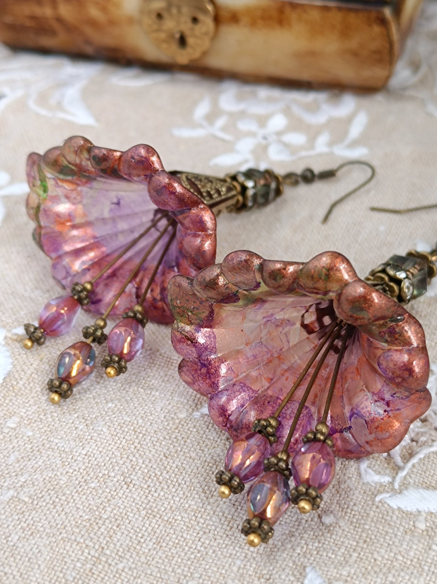Boucles d'Oreilles Pendantes Féeriques Vertes et Violettes Perles Verre Tchèque XXL